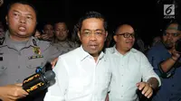 Menteri Sosial Idrus Marham berjalan keluar seusai menjalani pemeriksaan di gedung KPK, Jakarta, Kamis (19/7). Mantan Sekjen Partai Golkar tersebut diperiksa sebagai saksi untuk tersangka Johannes Budisutrisno Kotjo. (Merdeka.com/Dwi Narwoko)