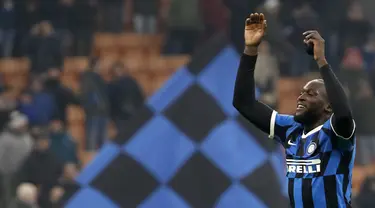 Pemain Inter Milan Romelu Lukaku menyapa para suporter usai menghadapi Cagliari pada pertandingan Coppa Italia di Stadion San Siro, Milan, Italia, Selasa (14/1/2020). Inter Milan menang 4-1 dengan dua gol disumbang Lukaku. (AP Photo/Antonio Calanni)