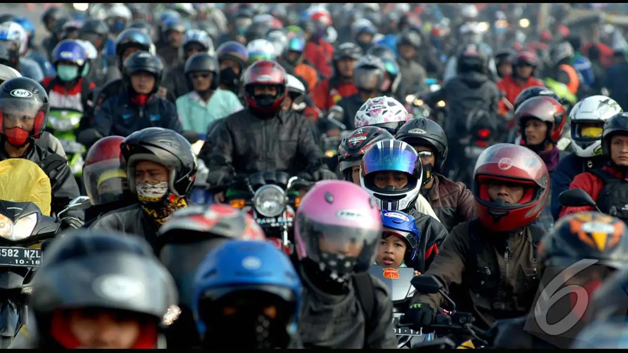 Jelang Malam Takbiran, Pemudik  Motor Menyemut di Karawang