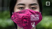 Pegiat komnas perempuan saat melakukan aksi diam 500 Langkah Awal Sahkan RUU PKS di depan gedung DPR, Jakarta, Rabu (25/11/2020). Dalam aksinya mereka menyusun sepatu sebagai simbol "semua peduli, semua terlindungi, stop sexual violence". (Liputan6.com/Johan Tallo)