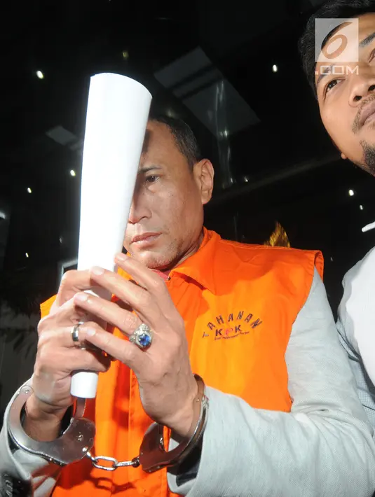 Pengusaha Elviyanto, orang kepercayaan I Nyoman Dhamantra memakai rompi tahanan usai menjalani pemeriksaan di Gedung KPK, Jakarta, Jumat (9/8/2019). Elviyanto ditahan terkait suap izin impor bawang putih dari Kementerian Pertanian dan SPI dari Kemendag. (merdeka.com/Dwi Narwoko)