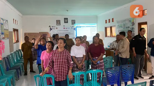 Haris Oematan menyebut bahwa mama-mama di desa Tanah Putih juga diajarkan bagaimana cara melakukan kontijensi bencana. Salah satu contohnya dengan berhemat (Dok. Liputan6.com/Teddy Tri Setio Berty).