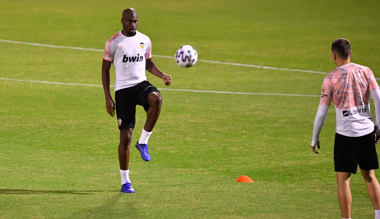 Gelandang Valencia, Geoffrey Kondogbia (kiri) saat mengikuti sesi latihan tim di King Abdullah Sport City di kota pelabuhan Arab Saudi, Jeddah (7/1/2020). Valencia akan bertanding melawan Real Madrid pada semifinal Piala Super Spanyol pada Kamis (9/1/2020) dini hari WIB. (AFP/Giuseppe Cacace)