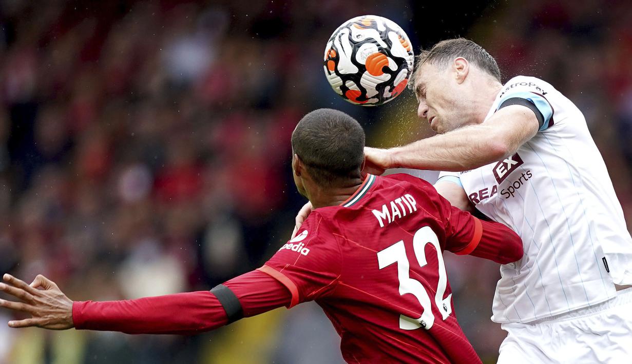 Burnley langsung kejutkan tuan rumah ketika babak kedua baru berjalan satu menit. Ashley Barnes sukses menjebol gawang Alisson lewat tandukannya. Sayangnya, gol dianulir lantaran Barnes berada di posisi offside. (Foto: AP/PA/Mike Egerton)