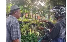 Kocak, Kepergok Polisi Lawan Arus, Pemotor Ini Mendadak Beli Tanaman