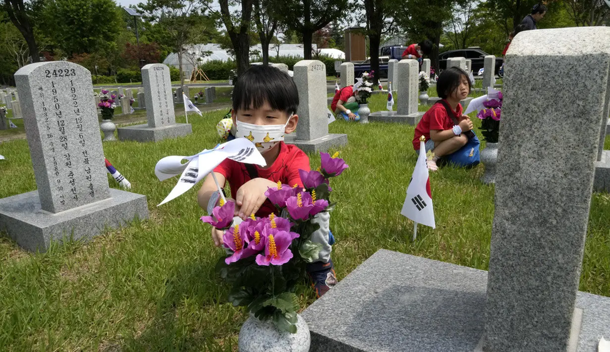 <p>Memorial Day di Korea Selatan adalah peringatan yang ditetapkan untuk memberikan penghargaan tinggi pada prajurit yang telah gugur dalam perang. Sejarah peringatan ini bermula ketika terjadinya Perang Korea, yaitu perang antara Korea Selatan dan Korea Utara. (AP Photo/Ahn Young-joon)</p>
