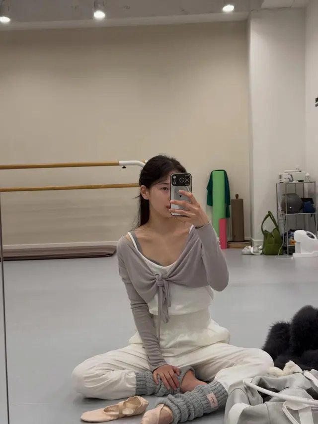 Bae Suzy Ikut Tren Ballet, Tampil Sporty Feminin dengan Outfit Latihan yang Simpel dan Anggun