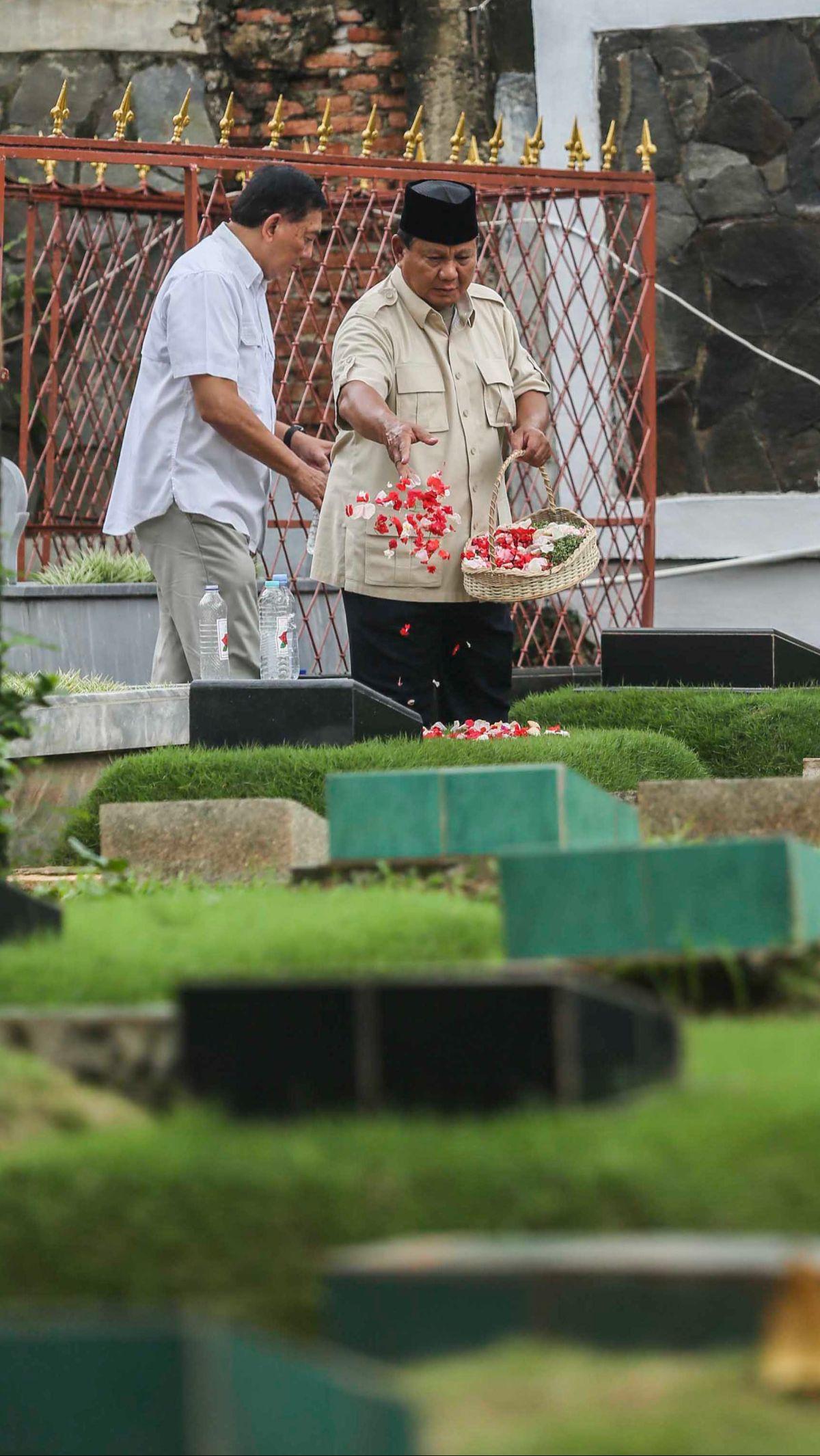 Tak hanya berziarah ke makam sang ayah, Prabowo juga mengunjungi peristirahatan terakhir ibunya,&nbsp;Dora Marie Sigar, di TPU Tanah Kusir.