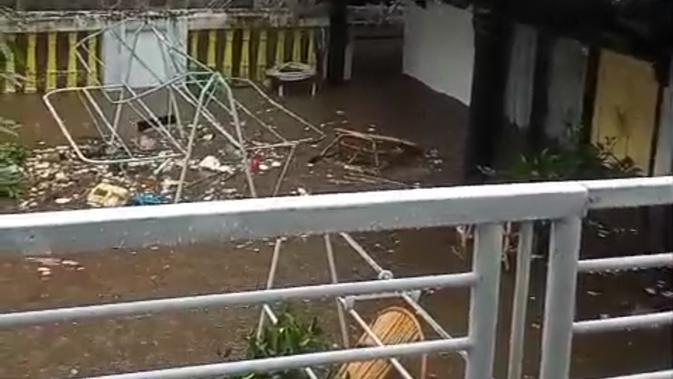 Banjir Terparah di Sukabumi, Warga Panik Selamatkan Lansia Saat Air Meluap