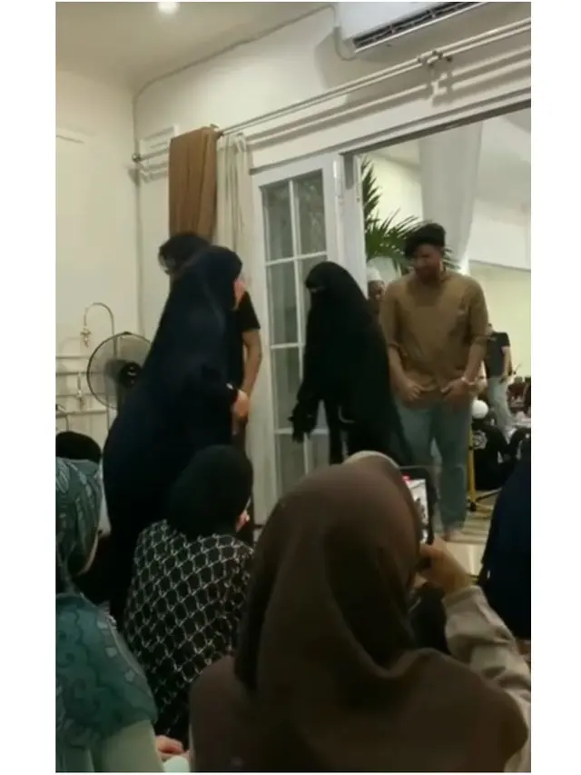 6 Potret Pertemuan Irish Bella dan Ammar Zoni di Kajian Umi Pipik, Terlihat Canggung