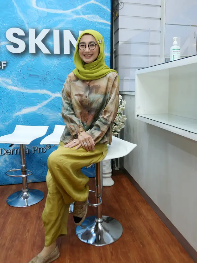 Desy Ratnasari menjalani perawatan di klinik kecantikan terkemuka, Dermapro SF.