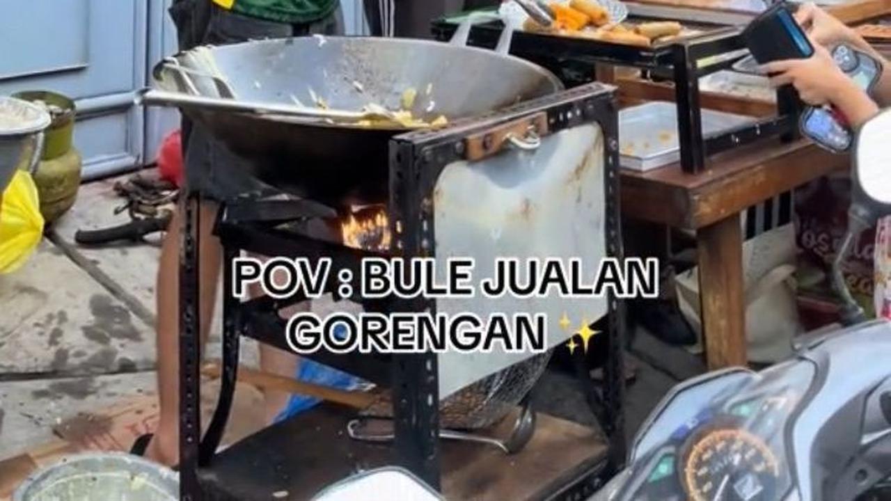 Meski mengalami keterbatasan bahasa, mereka bisa berkomunikasi dengan bahasa isyarat yang dimengerti oleh keduanya.