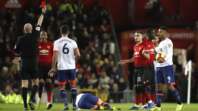 Wasit Lee Mason memberikan kartu merah kepada bek Manchester United, Eric Bailly, saat melawan Bournemouth pada laga Premier League di Stadion Old Trafford, Manchester, Minggu (30/12). MU menang 4-1 atas Bournemouth. (AP/Martin Rickett)