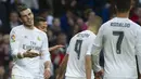  Gareth Bale (kiri) merayakan kemenangan bersama Roanldo dan Karim Benzema setelah melibas  Rayo Vallecano  10-2 di Stadion Santiago Bernabeu, Madrid,(20/12/2015). (AFP Photo/Curto De La Torre)