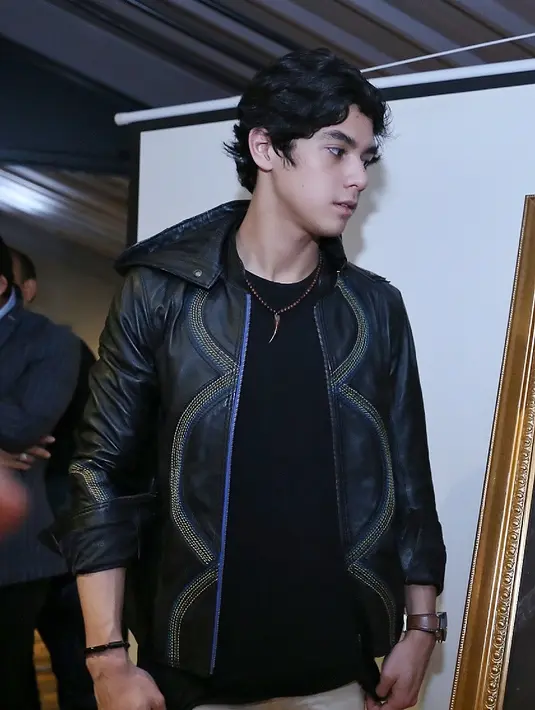 "Setelah aku lihat kepribadiannya, personality-nya, aku juga melihat bunda lebih bahagia sekarang. Nggak kayak dulu. Dulu kan pas jaman chaos, sekarang aku lihat bunda bahagia otomatis Al, El, Dul juga ikut bahagia," kata Al. (Nurwahyunan/Bintang.com)