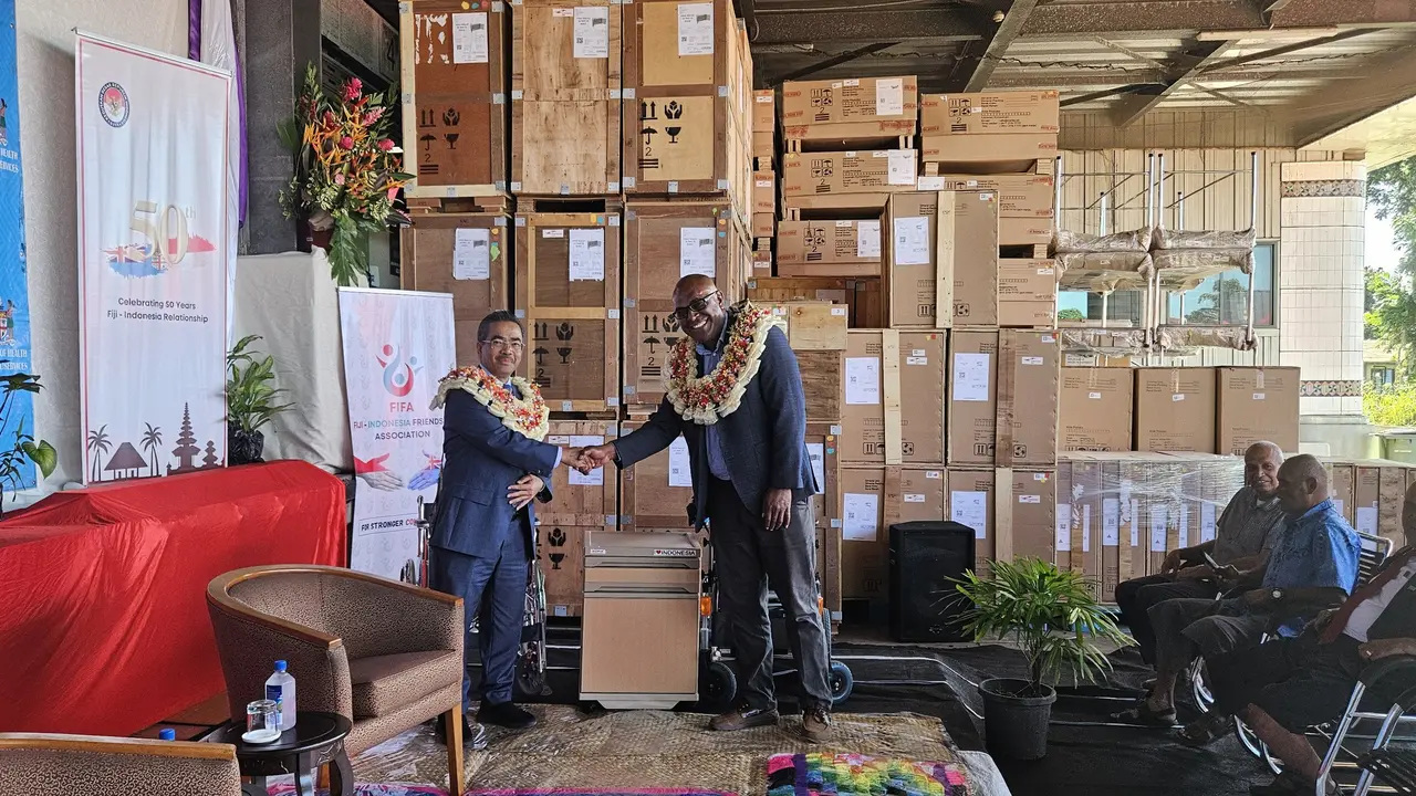 Duta Besar Republik Indonesia untuk Fiji Dupito Simamora dan Menkes Fiji Ratu Atonio Lalabalavu memperkuat kerja sama kesehatan. (Dok. KBRI Suva; Kementerian Kesehatan Fiji)