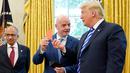 Presiden AS, Donald Trump menerima kartu merah yang diberikan presiden FIFA, Gianni Infantino (tengah) selama pertemuan di Oval Office Gedung Putih, Selasa (28/8). Presiden FIFA bertemu Trump untuk membahas kesiapan Piala Dunia 2026. (AFP/Mandel Ngan)