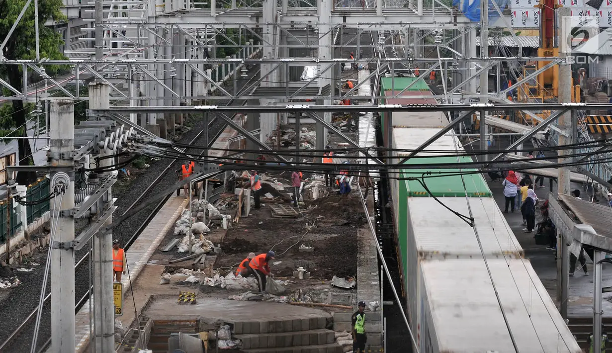 Suasana saat pekerja menyelesaikan pembangunan Stasiun Klender, Jakarta, Selasa (24/4). Proyek perluasan lima stasiun pendukung pengoperasian DDT Manggarai-Cikarang ditargetkan rampung pada Oktober 2018. (Merdeka.com/Iqbal Nugroho)