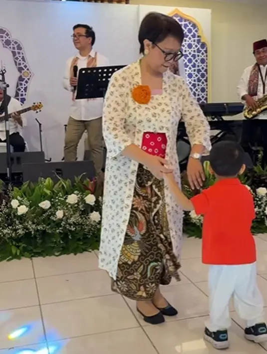 Di acara halal bihalal Lebaran kemarin, Menlu RI Retno Marsudi menggelar acara Gelar Griya. Di sini, ia mengenakan kebaya dengan siluet kutu baru berwarna dasar putih dengan corak floral yang manis, obi merah, dan padu padan kain batik cokelat tua yang serasi. [Foto: Instagram/retno_marsudi]
