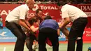 Ratchanok Intanon, dibawa keluar lapangan setelah mengalami cedera kaki kanan saat bertanding melawan pebulutangkis Indonesia, Lindaweni Fanetri. (Bola.com/Arief Bagus)