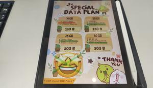 Daftar harga salah satu kartu seluler di Thailand. (Bagaskara Lazuardi/Bola.com)