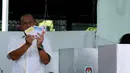 Aburizal Bakrie menunjukkan kertas suara kepada rekan-rekan media yang kemudian dimasukkan kedalam kotak pengumpulan suara di TPS 32 Menteng, Jakarta Pusat, Rabu (9/4). Foto/Liputan6.com: Andrian Martinus Tunay 