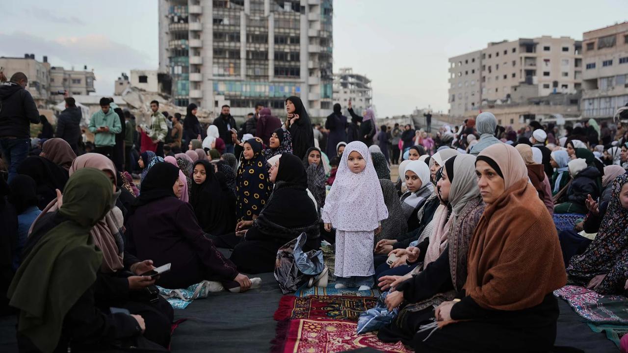 FOTO: Salat Idul Fitri di Tengah Reruntuhan Gaza