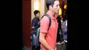 Pria berusia 32 tahun itu tampak membawa tas ransel yang berisi berbagai perlengkapan anaknya, Kenzou, Jakarta, Senin (4/8/14). (Liputan6.com/Panji Diksana)