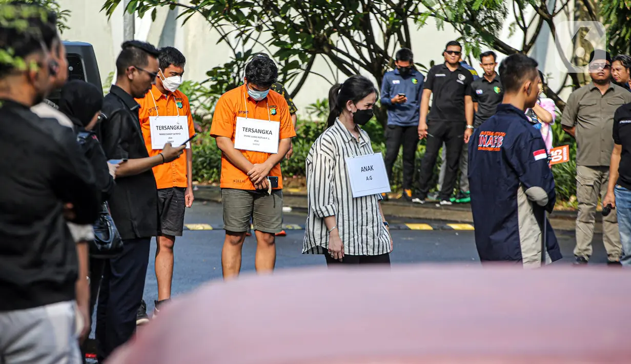 Tersangka Mario Dandy Satriyo dan Shane Lukas serta pemeran pengganti AG hadir dalam rekonstruksi penganiayaan David Ozora di Perumahan Green Permata, Jakarta, Jumat (10/3/2023). Rekonstruksi ini digelar untuk mencocokkan alat bukti yang dikantongi penyidik dengan keterangan saksi hingga tersangka. (Liputan6.com/Faizal Fanani)