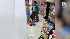 Beberapa pegawai minimarket mengatakan balita tersebut lemas karena diberi obat penenang.