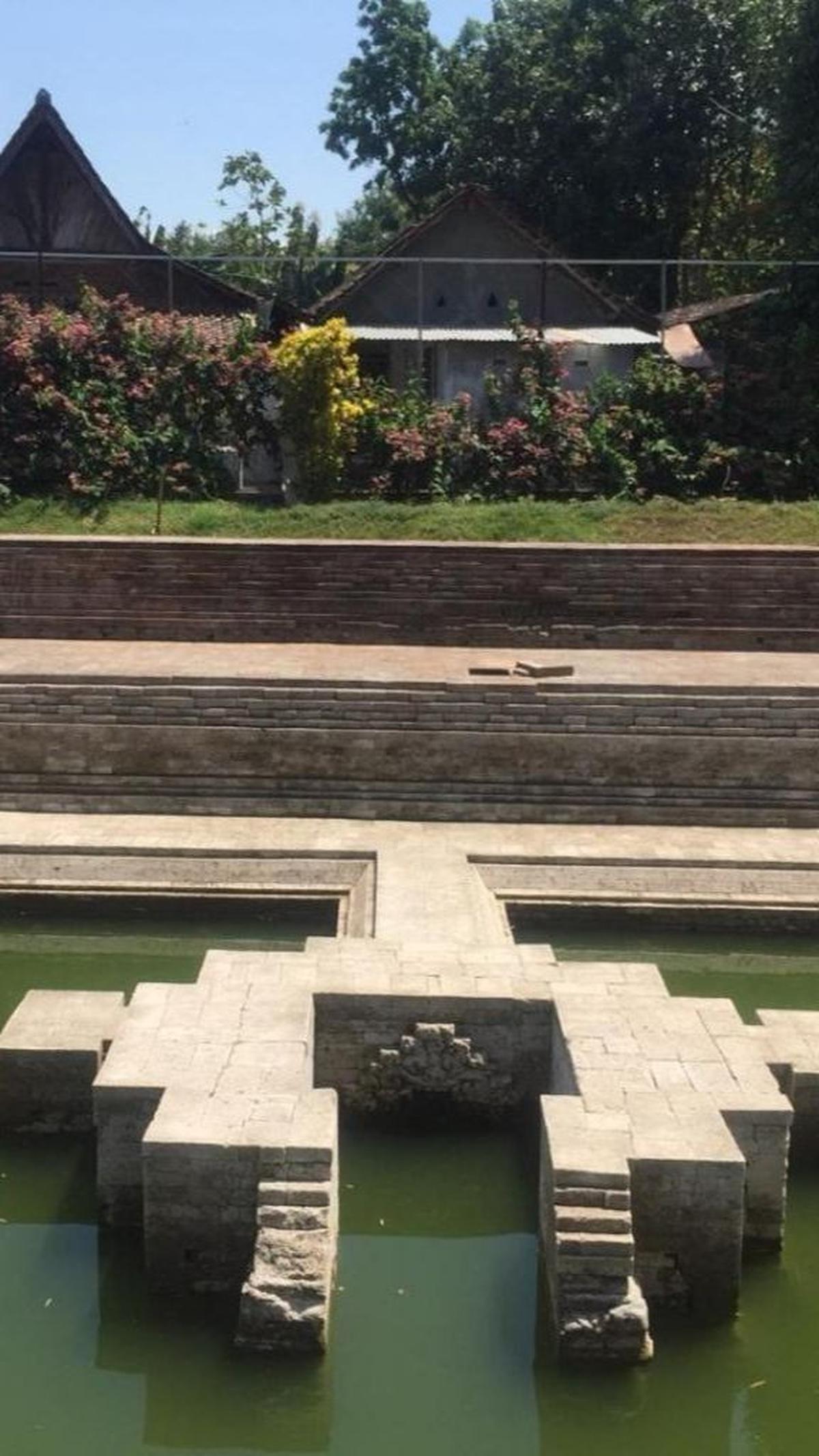 "Candi Simbatan diperkirakan telah ada sejak sebelum Majapahit berdiri," demikian dikutip dari keterangan video.