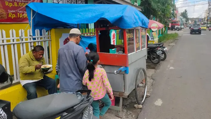 <p>Gerobak warung Mas Yayat di Jalan Sekip Palembang, yang menyajikan kuliner Palembang yakni model ikan dan tekwan Palembang (Liputan6.com / Nefri Inge)</p>