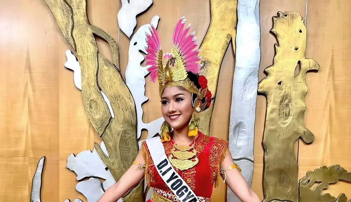 Mempresentasikan Yogyakarta saat menjadi finalis Puteri Indonesia 2022, Erina Gudono juga sempat mengunggah momen di mana ia mengenakan kustom khas daerahnya. Ini adalah busana khas penari asal Yogyakarta dengan atasan berwarna merah, dipadu dengan kain batik sebagai bawahan, dan selendang. Erina juga tampak totalitas mengenakan headpiece yang membuat penampilannya lebih luar biasa.