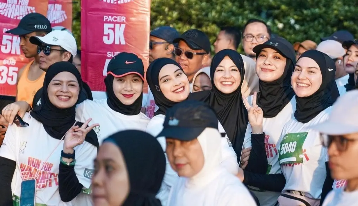 Di momen lari marathon itu, Natasha Rizky terlihat lari bareng dengan sejumlah artis lainnya, seperti Irish Bella, Dian Ayu dan masih banyak lainnya.[instagram/natasharizkynew]