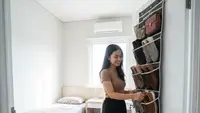 10 Ide Penyimpanan Gantung di Kamar Sempit, Biar Lantai Lega