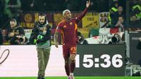 Pemain AS Roma, Wesley, merayakan gol yang dicetaknya ke gawang Como 1907 dalam laga giornata 15 Serie A Liga Italia 2025/2026 di Stadion Olimpico, Roma, Selasa (16/12/2025) dini hari WIB. (Fabrizio Corradetti/LaPresse via AP)