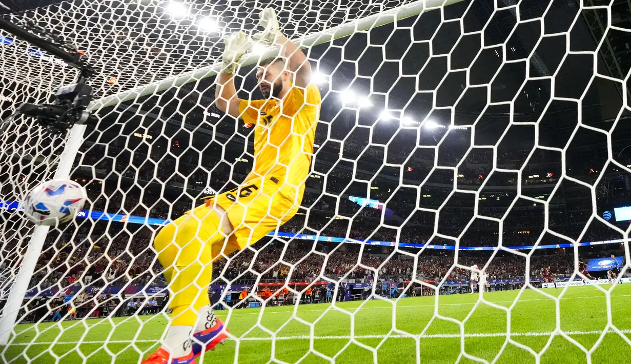 Ekspresi kecewa kiper Kanada, Maxime Crepeau setelah gagal mengantisipasi tendangan jarak jauh pemain Venezuela, Jose Rondon (kiri) pada laga perempat final Copa Ameirca 2024 di  AT&T Stadium, Arlington, Texas, Sabtu (06/07/2024) WIB. (AP Photo/Julio Cortez)