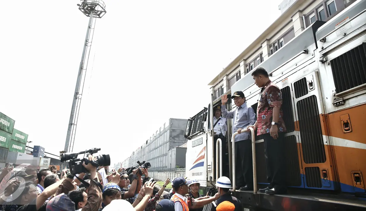 Menko Kemaritiman Rizal Ramli saat  menguji coba KA Logistik dari Stasiun Pasoso menuju Pelabuhan Tanjung Priok, Jakarta, Kamis (18/2). Pengoperasian KA Logistik dimaksudkan untuk mengurangi sepertiga kemacetan pelabuhan. (Liputan6.com/Faizal Fanani)