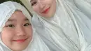 Wajah Ayu Ting-Ting terlihat glowing dengan pulasan lip tint saat sholat Ied bersama anak dan sang ibu [@ayutingting92]