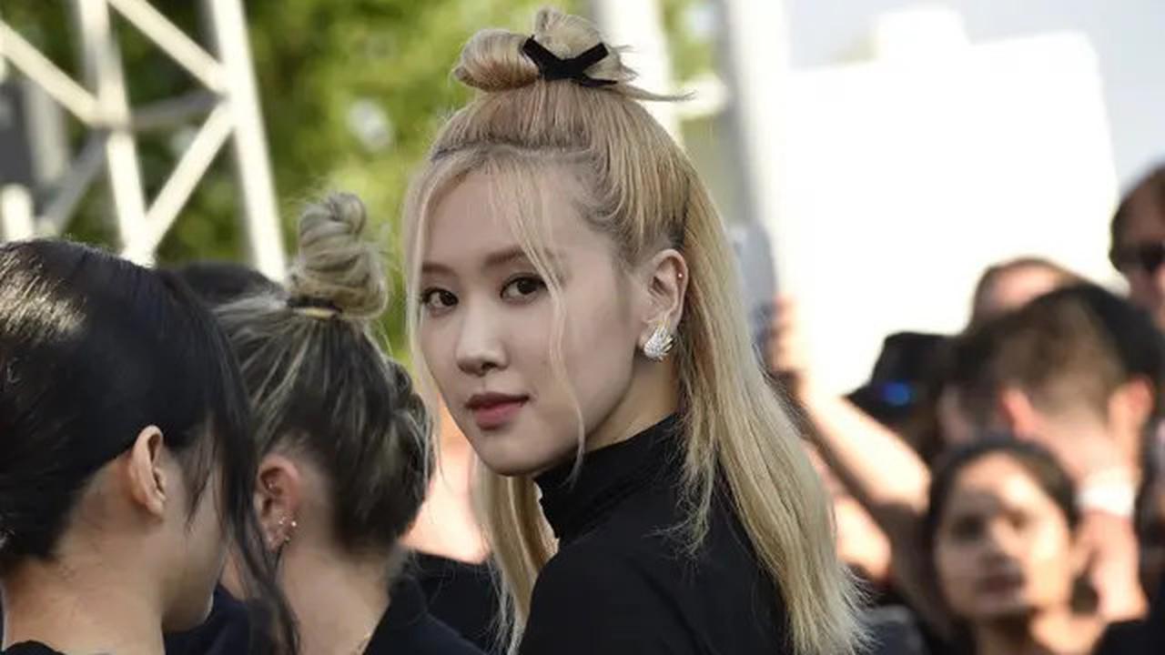 Rose Blackpink Pamer Tujuh Gaya Memukau saat Kibarkan Bendera di F1 Miami Grand Prix 2025