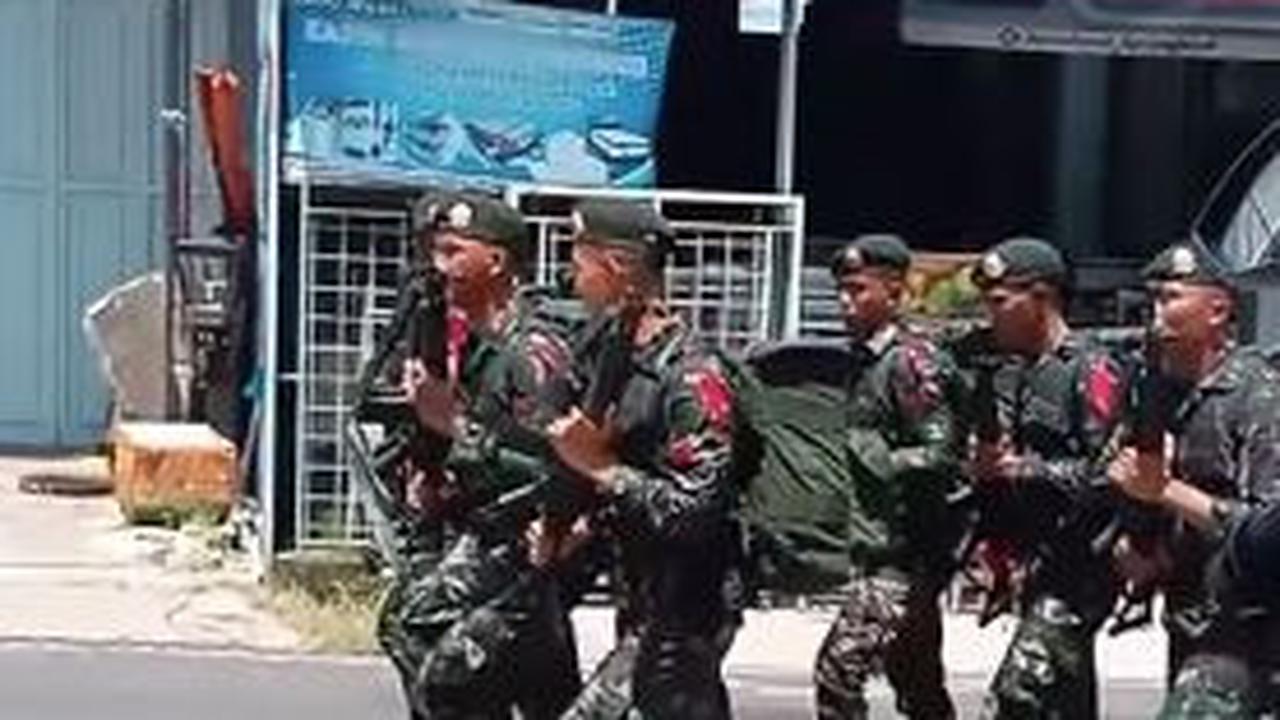 Pasukan TNI Lewat, Ibu ini 'Berani-beraninya' Langsung Ambil Selang lalu Siram Air para Prajurit