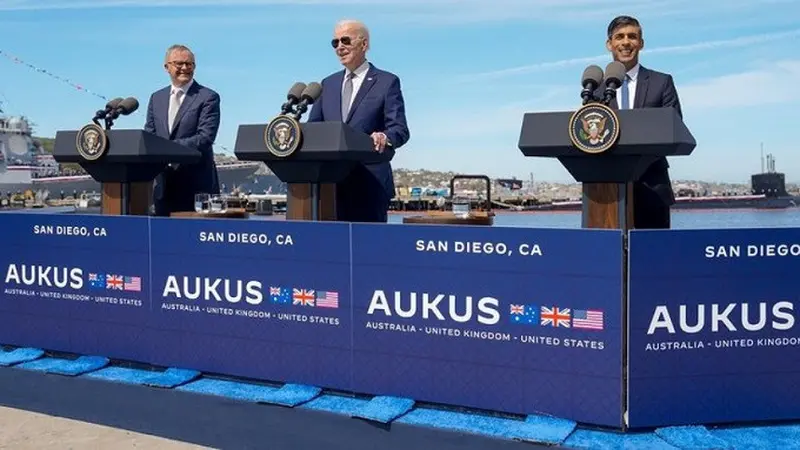 PM Inggris Rishi Sunak, PM Australia Anthony Albanese, dan Presiden AS Joe Biden dalam konferensi pers mengumumkan kesepakatan pembangunan kapal selam bertenaga nuklir (SSN) di bawah pakta AUKUS.