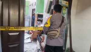 Kondisi rumah rusak parah akibat ledakan gas tiga kilogram di Perumahan Golden Moon Residence Tanah Baru, Depok. (Liputan6.com/Dicky Agung Prihanto)