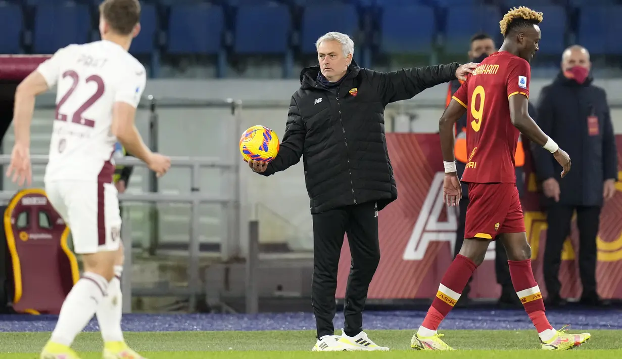Pelatih AS Roma, Jose Mourinho saat menginstruksikan pemainnya saat bertanding melawan Torino pada pertandingan lanjutan Liga Serie A Italia di stadion Olimpiade Roma, Senin (29/11/2021). Sementara itu, Torino tertahan di peringkat ke-13 dengan torehan 17 poin. (AP Photo/Gregorio Borgia)