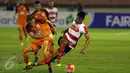 Pemain tengah Madura United, Rizky Dwi F (kanan) terjatuh dijegal Michael Yansen Orah (PBFC) saat laga 8 besar PIala Presiden 2017 di Stadion Manahan Solo, Sabtu (25/2). PBFC unggul adu penalti 5-4 (0-0). (Liputan6.com/Helmi Fithriansyah)