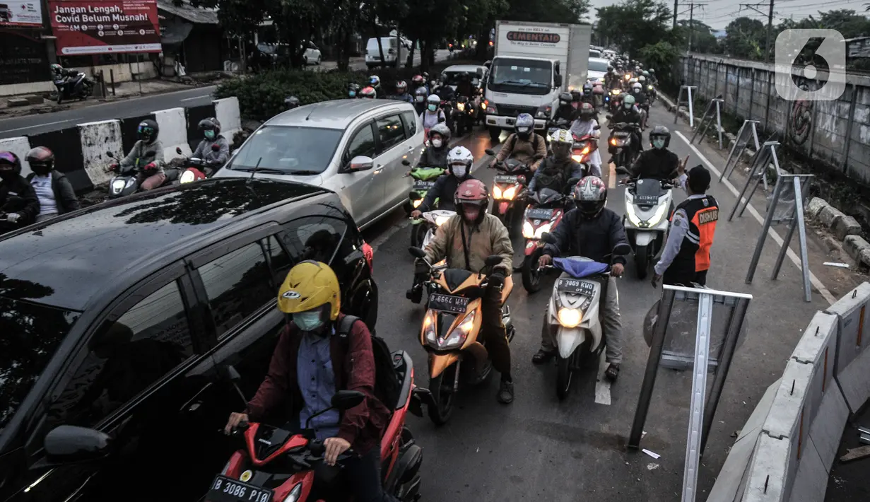 Kendaraan terjebak macet akibat penutupan jalan untuk proyek galian saluran di Jalan I Gusti Ngurah Rai, Jakarta, Rabu (6/1/2021). Kepala Dinas Perhubungan Provinsi DKI Jakarta Syafrin Liputo mengatakan, pengerjaan tersebut dilakukan hingga 15 Desember 2021. (merdeka.com/Iqbal S Nugroho)
