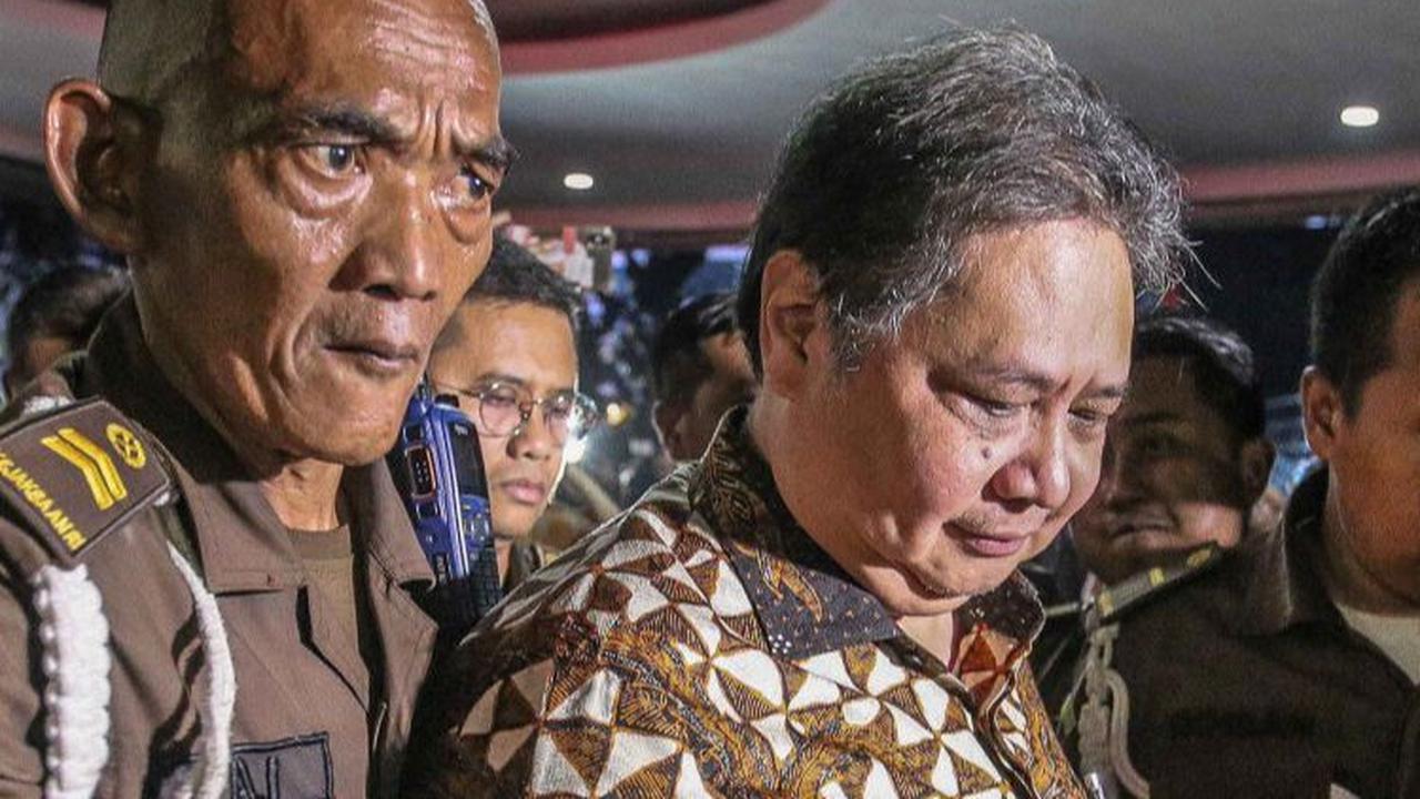 FOTO: Ekspresi Airlangga Hartarto Tertunduk dan Acungkan Jempol Setelah Hampir 13 Jam Diperiksa Kejagung Terkait Mafia Minyak Goreng