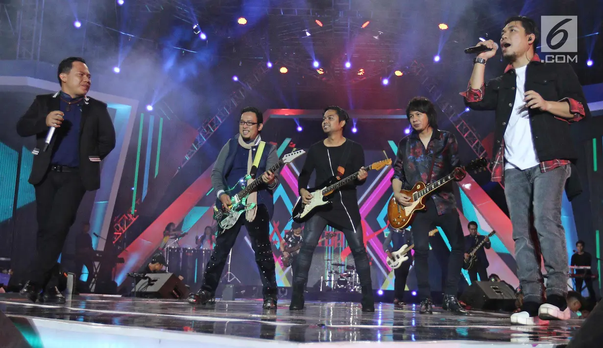 Aksi panggung kolaborasi Armada dengan Wali di konser Gempita 2018 di pantai karnaval Ancol, Jakarta, Minggu (31/12). (Liputan6.com/Herman Zakharia)