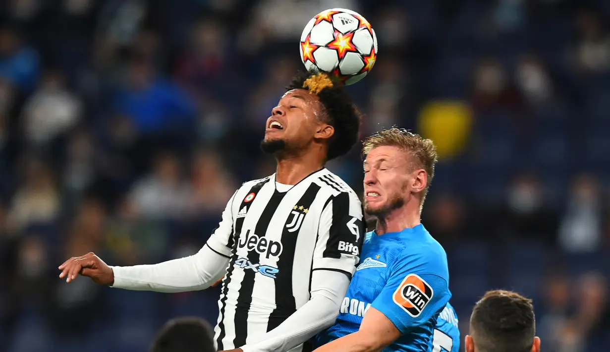 Tak lama berselang giliran Weston McKennie (kiri) yang lagi-lagi memperoleh peluang. Sundulannya usai menerima umpan Mattia De Sciglio masih melebar tipis dari gawang Zenit. (AFP/Olga Maltseva)