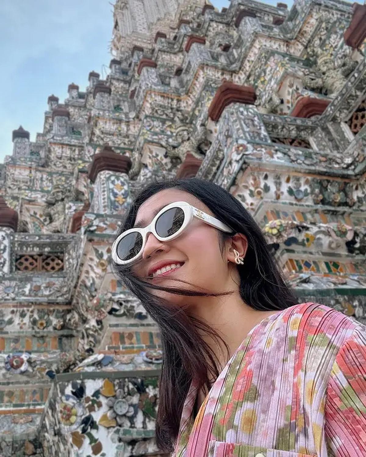 7 Potret Febby Rastanty ke Thailand, Jadi Anak Senja di Kuil Wat Arun